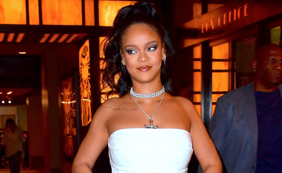 Rihanna luce su vestido de cuero backless más arriesgado 