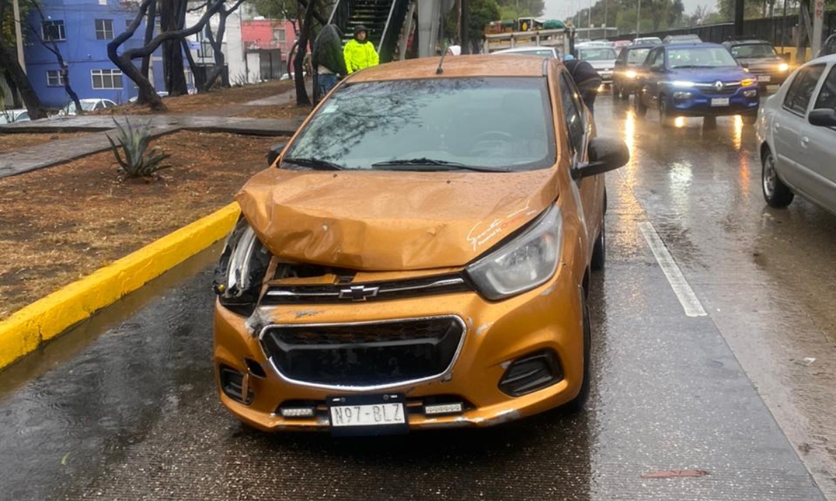 Lluvias en CDMX provocan encharcamientos y accidentes viales este sábado