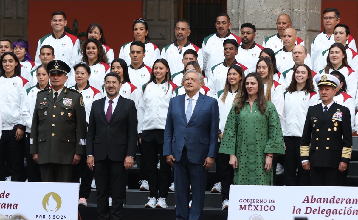 Alejandra Orozco, Emiliano Hernández y el resto de la delegación mexicana para París 2024 fueron abanderados por AMLO