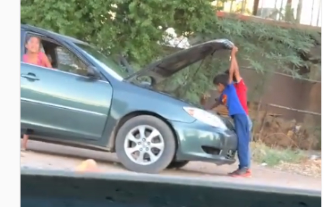 En Video: Niños roban auto, se bajan a repararlo y continúan con su huida