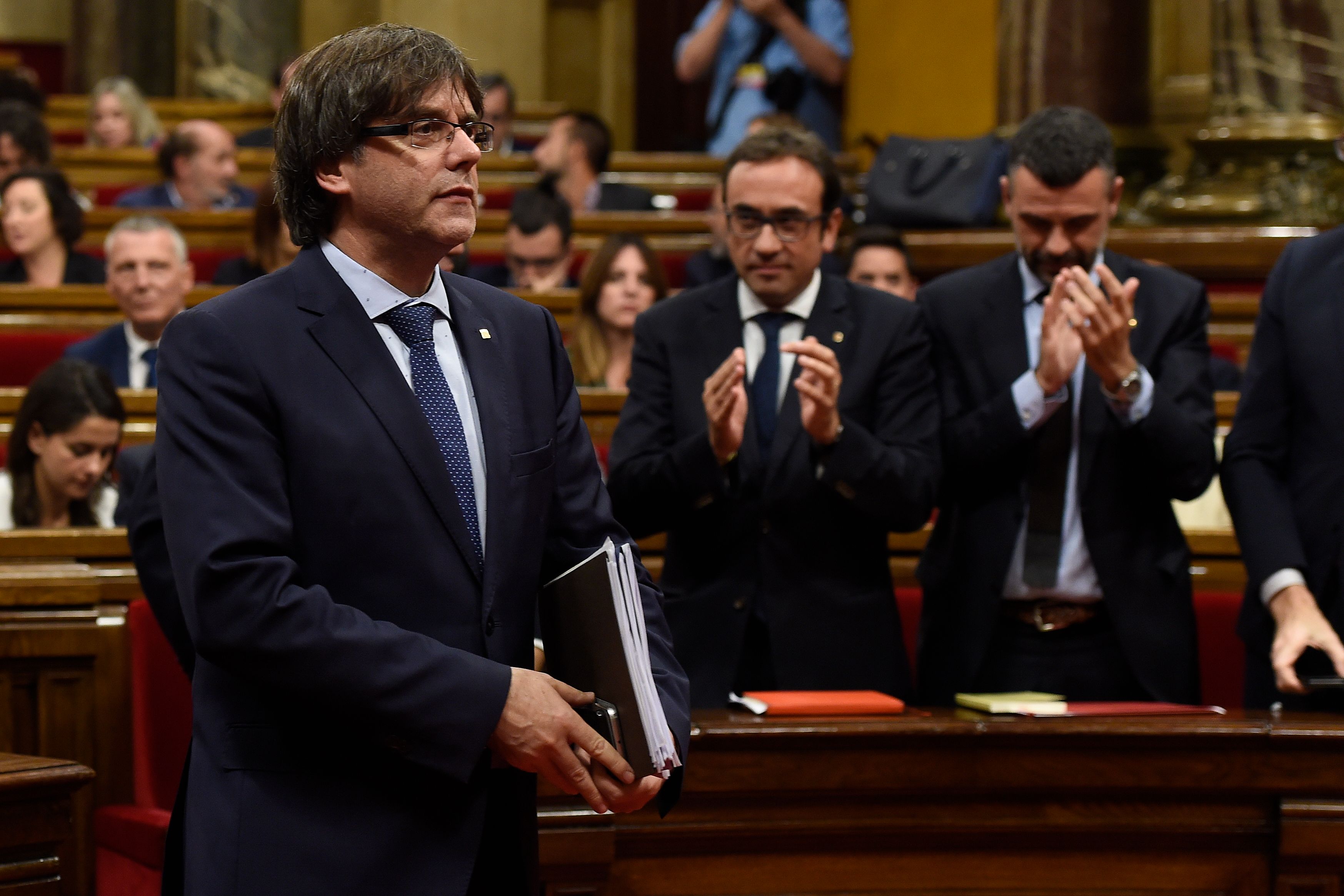 Puigdemont renuncia a ser escogido presidente catalán y designa a un sucesor