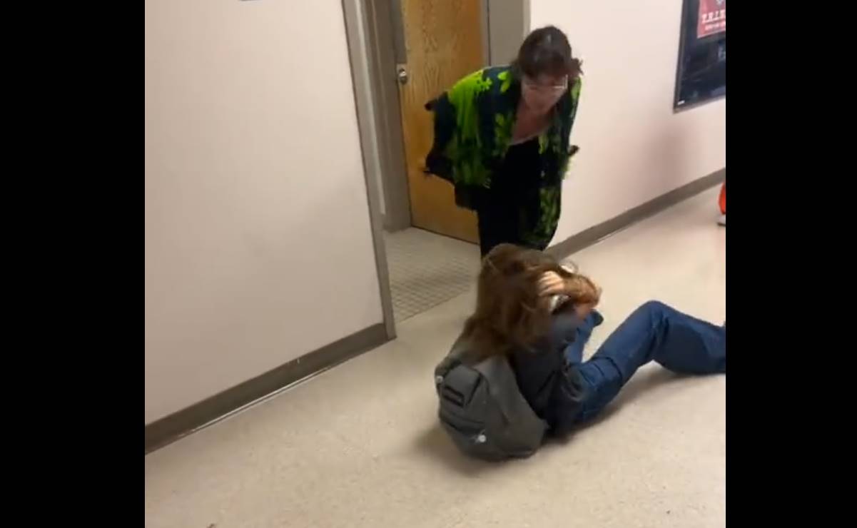 Video: menor trans golpea a niña en escuela de Oregon