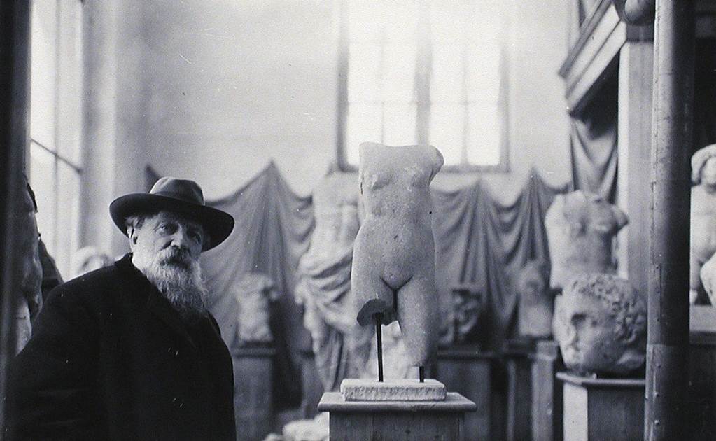 Roban obra original de Rodin a plena luz del día