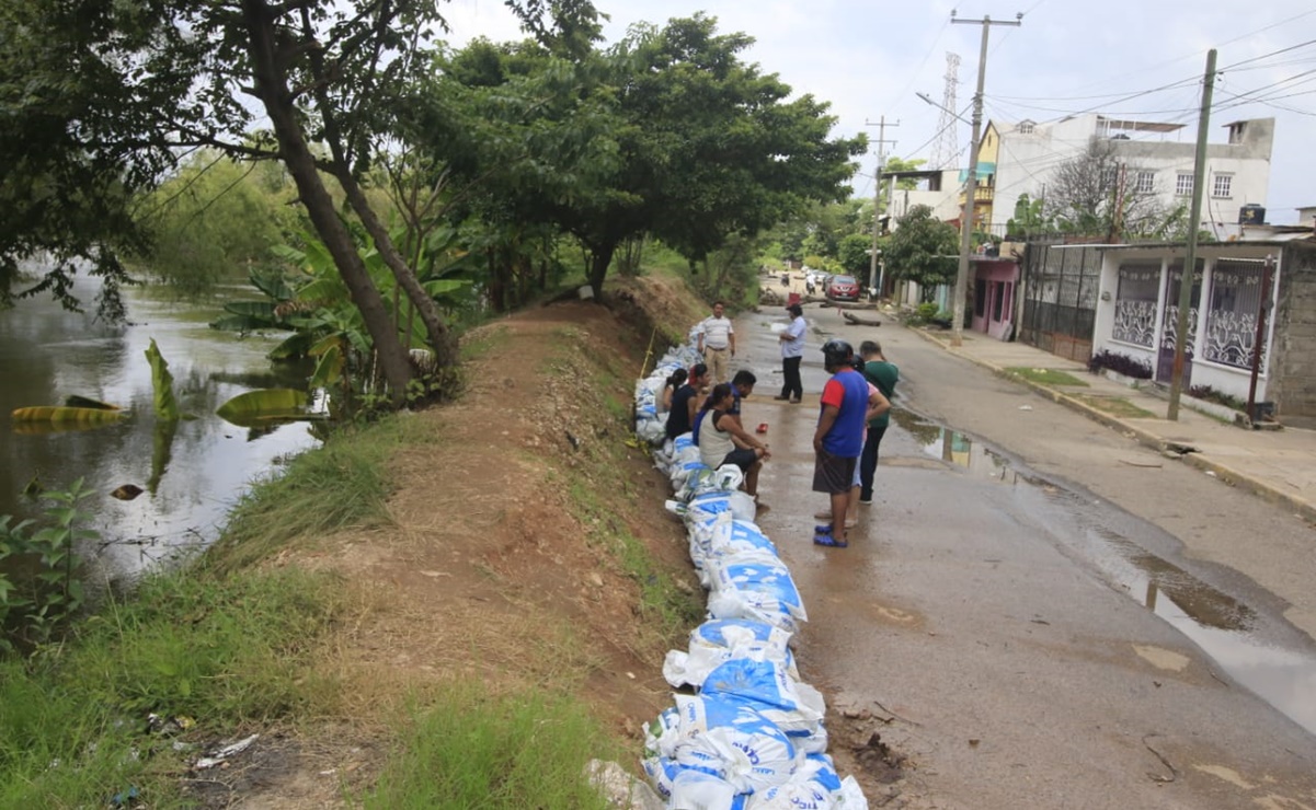 Con costales, buscan contener inundaciones en Villahermosa, Tabasco