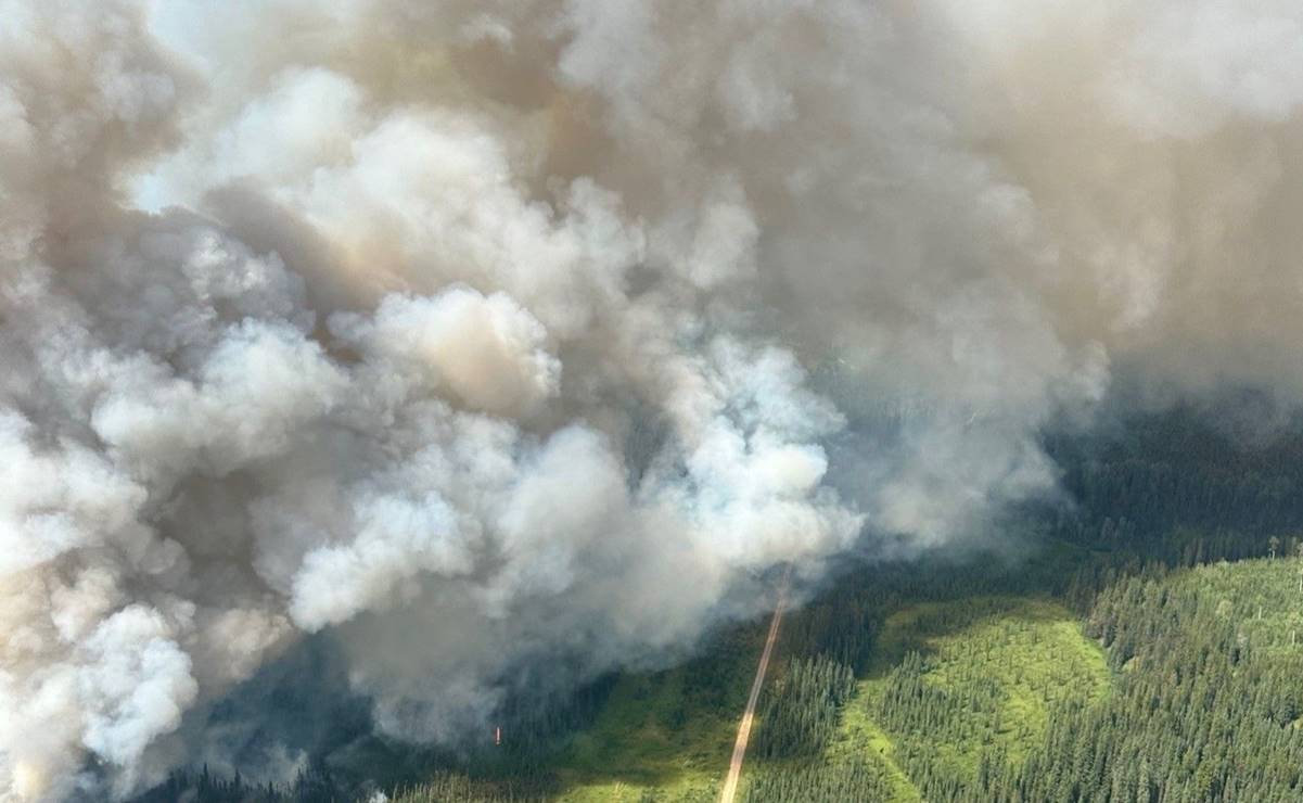 Un incendio forestal destruye la localidad de Jasper en las Montañas Rocosas de Canadá