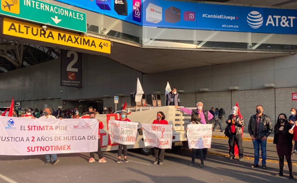 Sindicato de Notimex bloquea acceso a AICM para exigir solución a su huelga