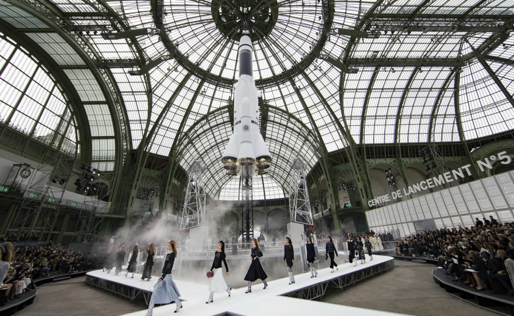 Chanel cierra la pasarela parisina con una puesta en escena galáctica