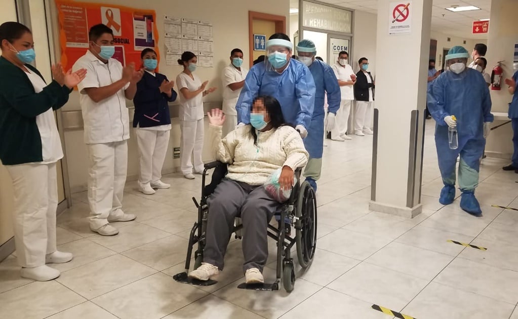 Tras 14 días entubada por Covid, paciente logra salir de hospital en NL