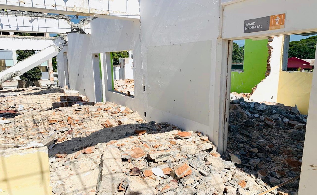 Demuelen área de hospital dañada por sismo en Chiapas