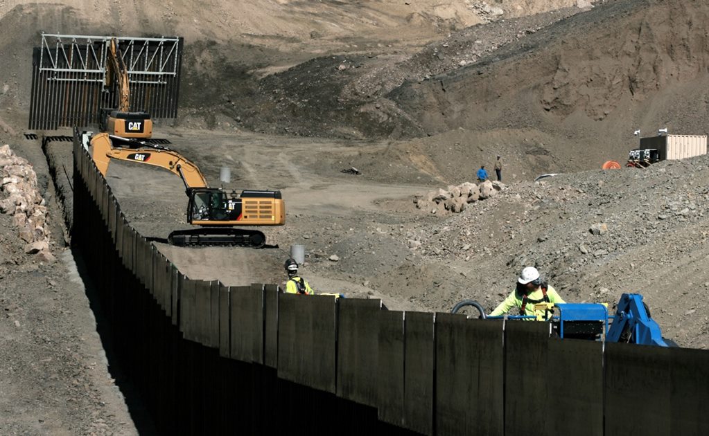 Milicia de "cazamigrantes" construye muro privado en frontera con México