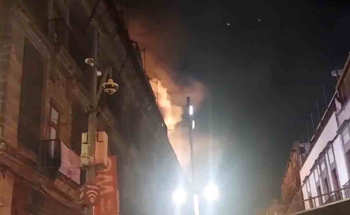 Controlan incendio en plaza La Argentina en el Centro