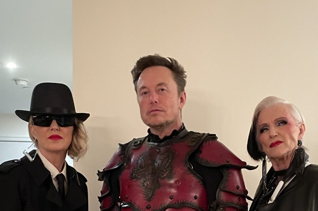 El costoso disfraz de armadura de Elon Musk para Halloween