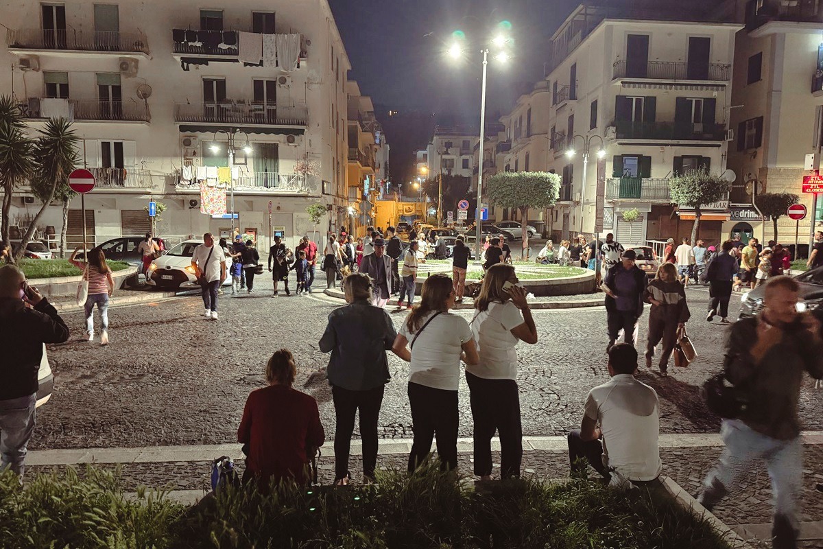 "Dormimos vestidos": la tierra no para de temblar en Nápoles y hay pánico entre la gente