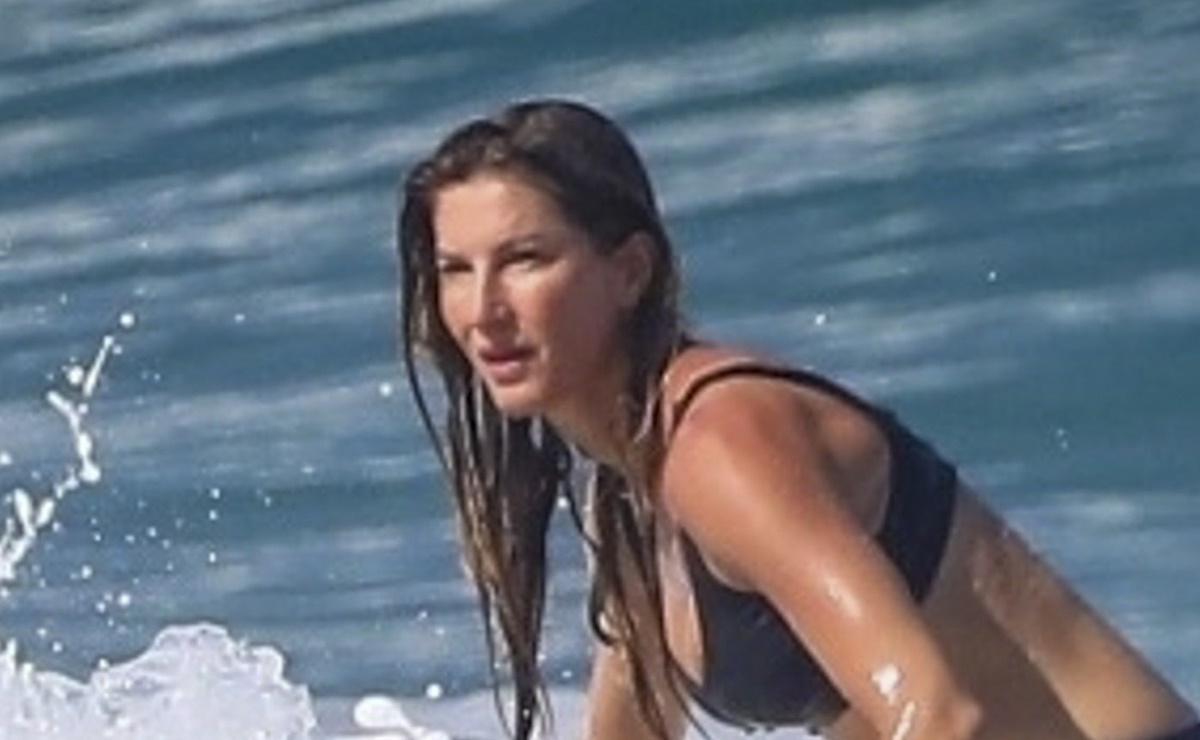 Como una experta, Gisele Bündchen hace surf con microbikini en Costa Rica