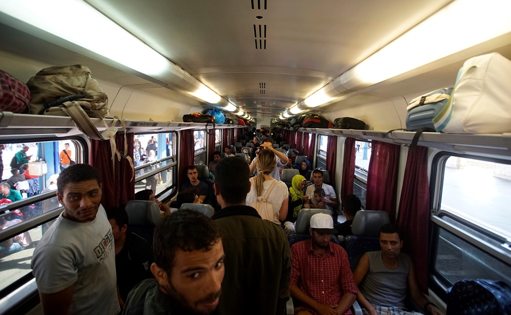 Refugiados escapan de tren parado en Bicske