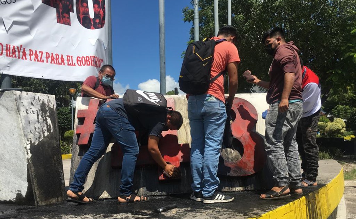 Normalistas de Ayotzinapa se deslindan de la muerte de dos personas por choque en Chilpancingo