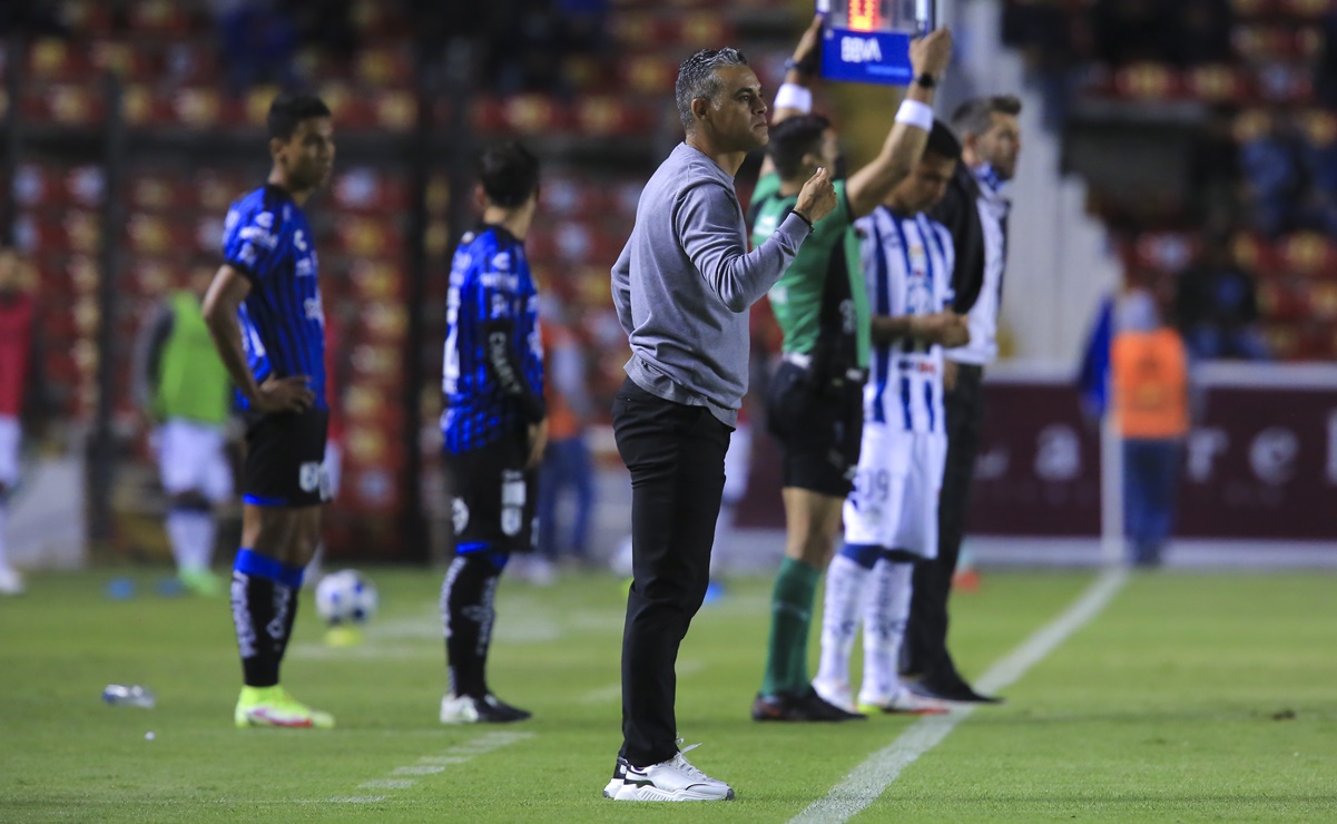 Héctor Altamirano deja de ser el técnico del Querétaro