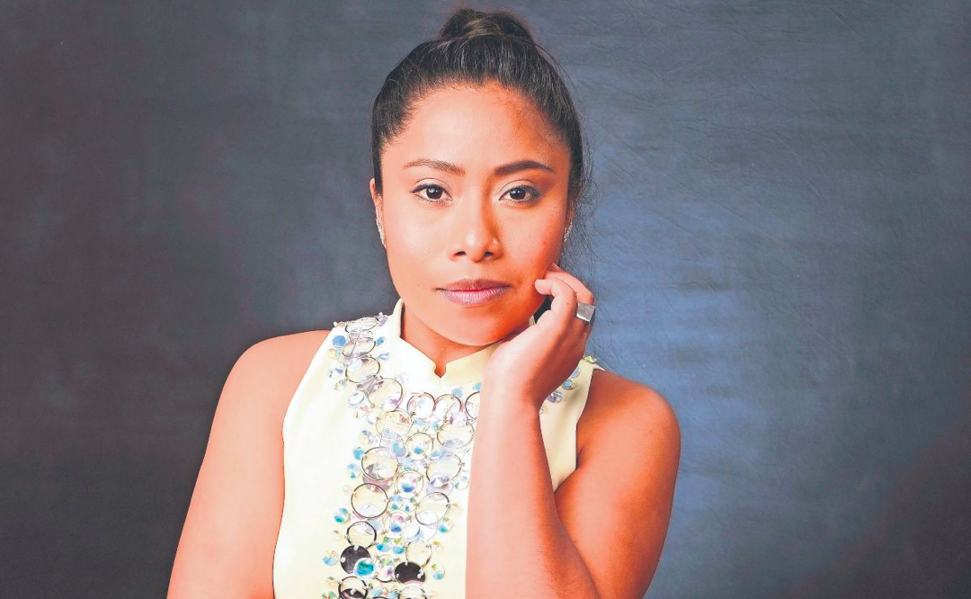 Yalitza Aparicio enamora en vestido rosa mexicano en los Golden Globes