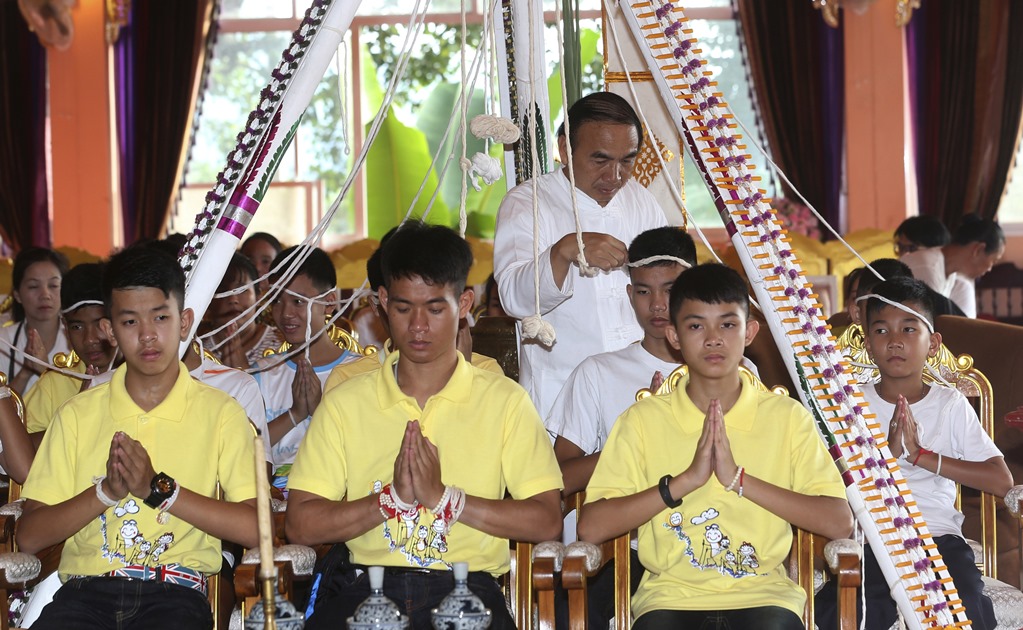 Niños rescatados de cueva en Tailandia realizan retiro espiritual
