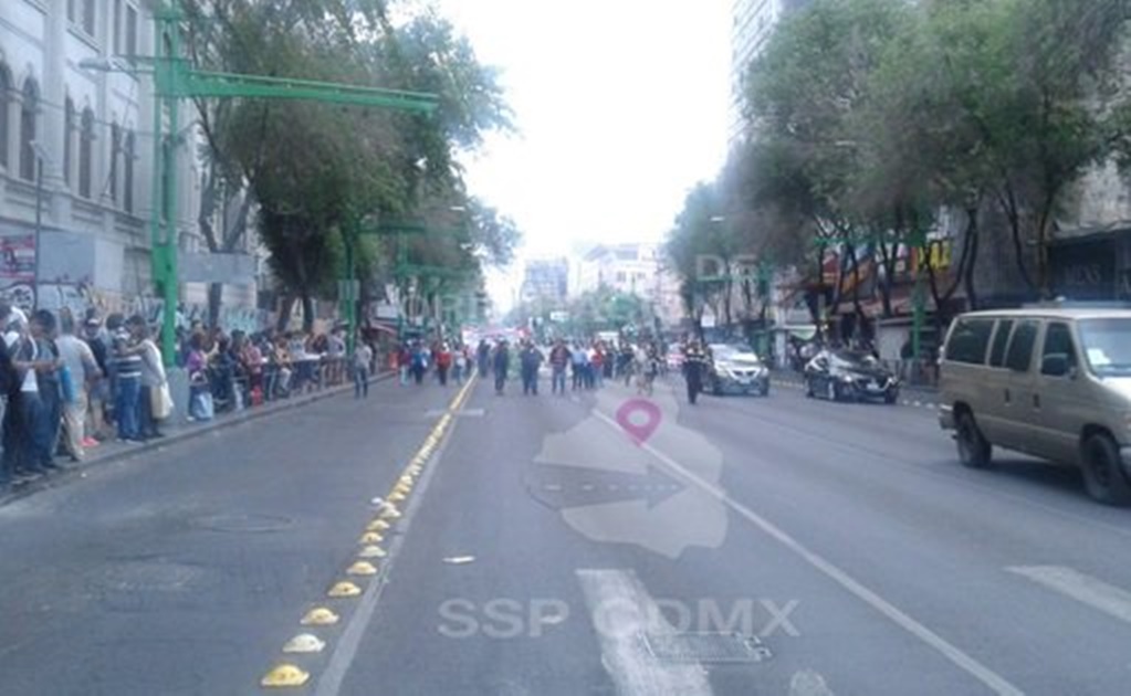 Manifestantes complican circulación en Eje Central