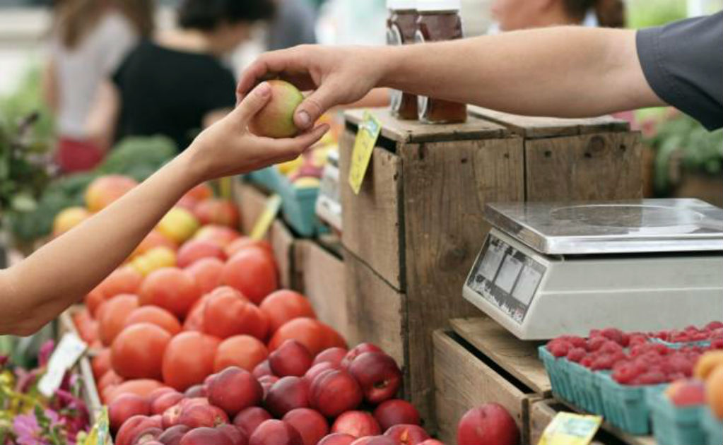 Frena caída confianza del consumidor en agosto