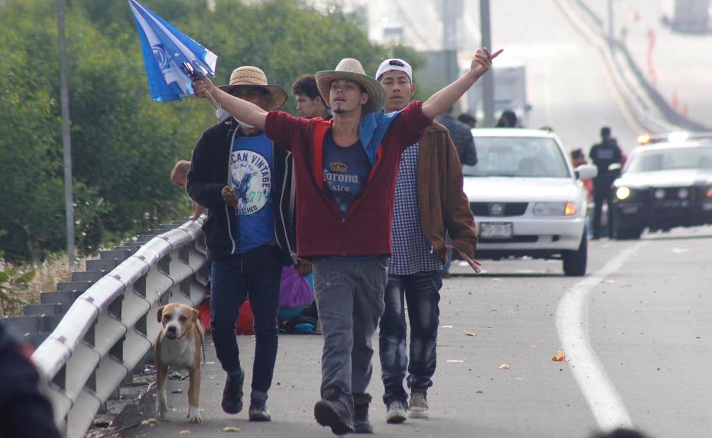Caravana de migrantes sale de Puebla rumbo a CDMX