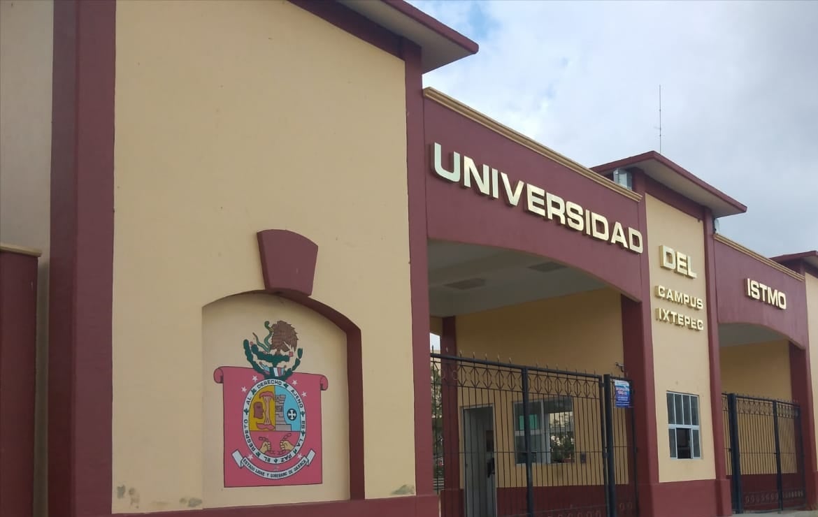 Despiden a maestra que acompañó a alumnas a denunciar acoso en universidad de Oaxaca