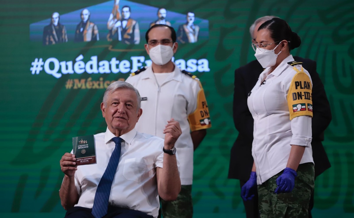 “Con todo y cartilla”: Beatriz Gutiérrez Müller celebra vacunación de AMLO contra Covid-19