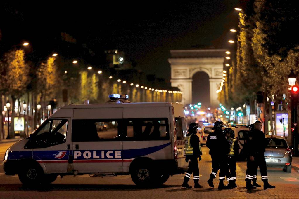 Lo que sabemos hasta ahora del tiroteo en los Campos Elíseos de París