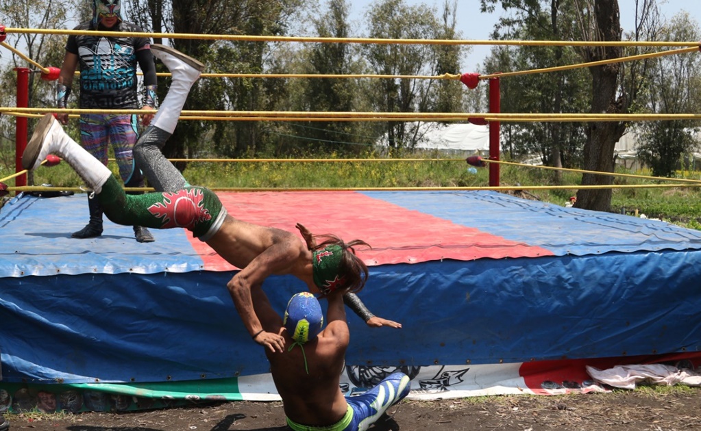 Por Covid-19, luchadores llevan las peleas a chinampas de Xochimilco