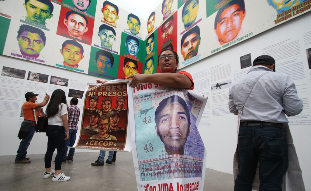 Familias de los 43 normalistas desaparecidos visitan muestra de Ai Weiwei