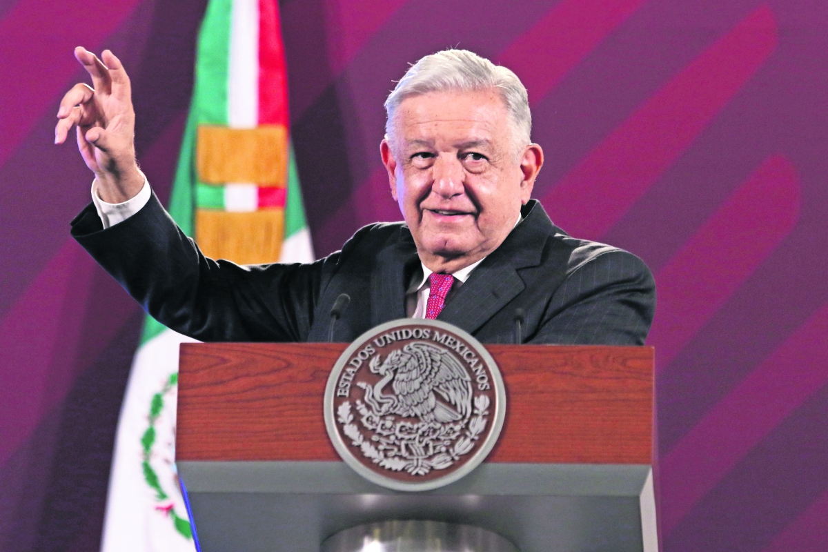 Tribunal pide a AMLO abstenerse de dichos electorales; confirma eliminar un mensaje de la mañanera