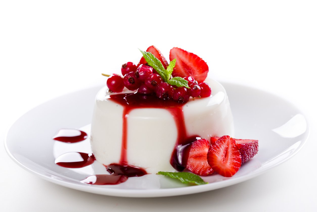 Haz un postre fácil y elegante: panna cotta con salsa de arándano 