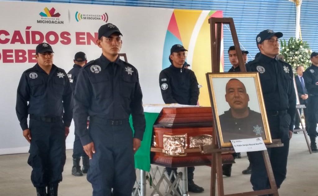Rinden homenaje a policías asesinados en Aguililla, Michoacán