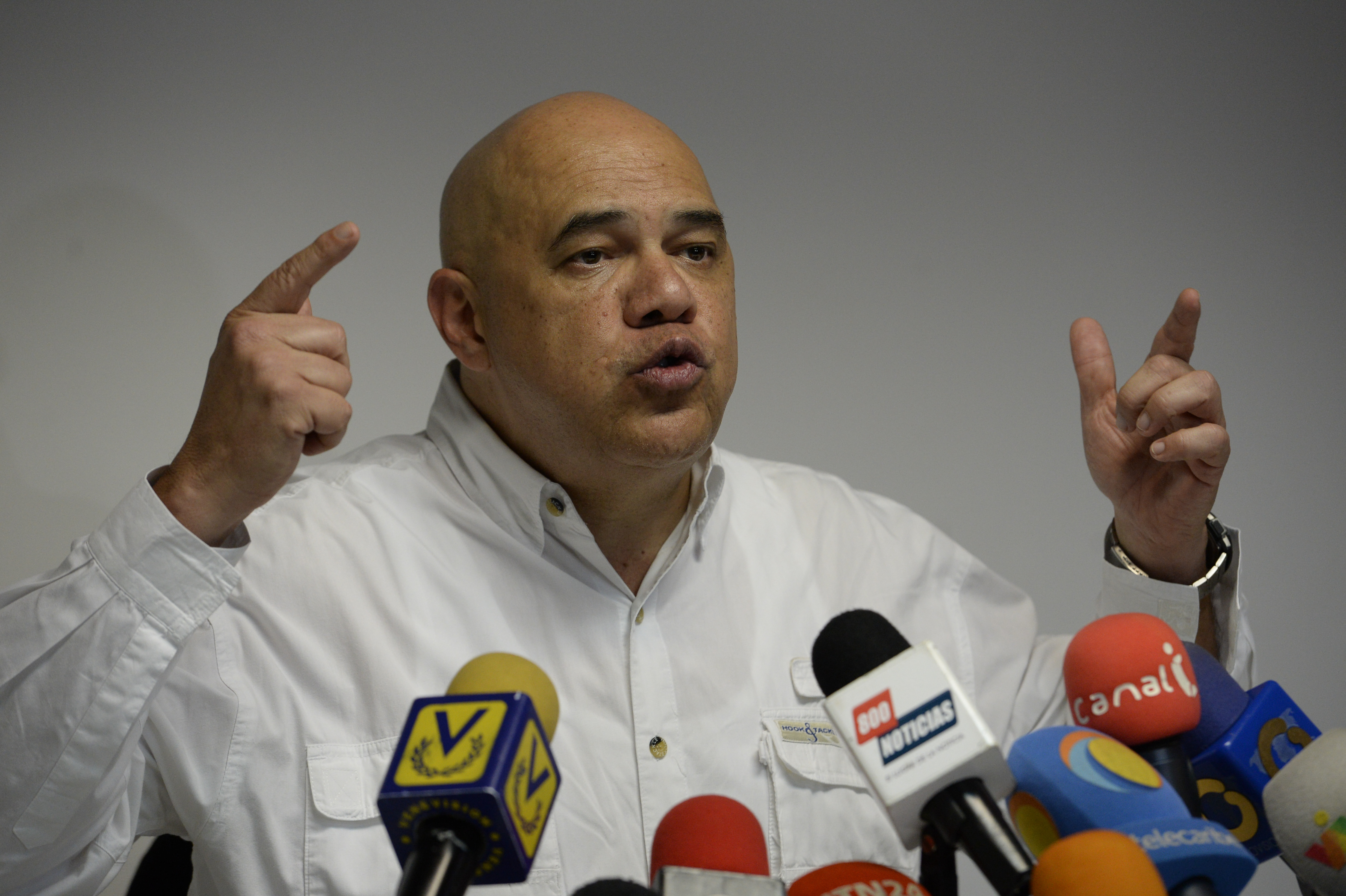 Oposición venezolana suspende diálogo con gobierno de Maduro