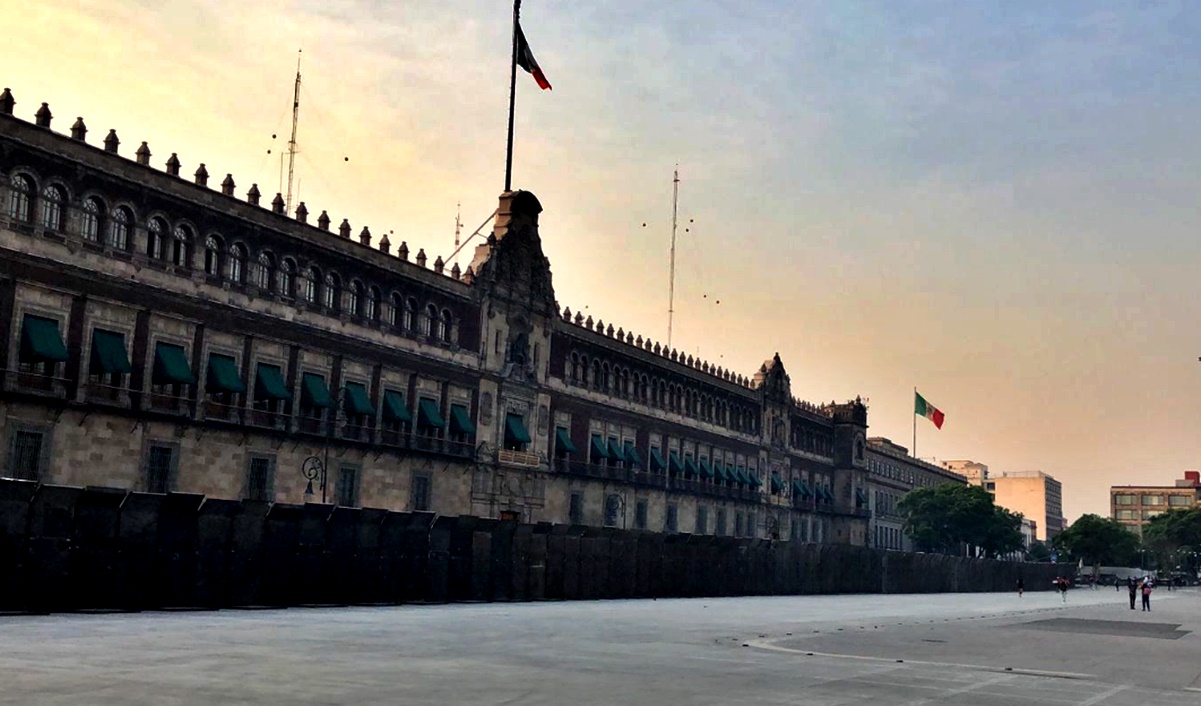 Tras ataque de normalistas, Palacio Nacional amanece blindado con vallas de tres metros de altura