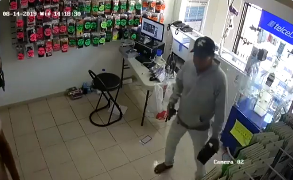 Captan en video momento en que someten a joven y roban tienda de celulares en Morelos