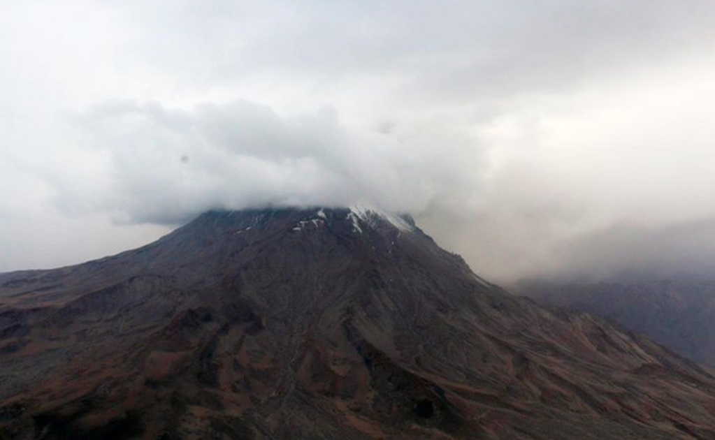 Continúa evacuación en poblados de Perú por explosiones de volcán Urbinas