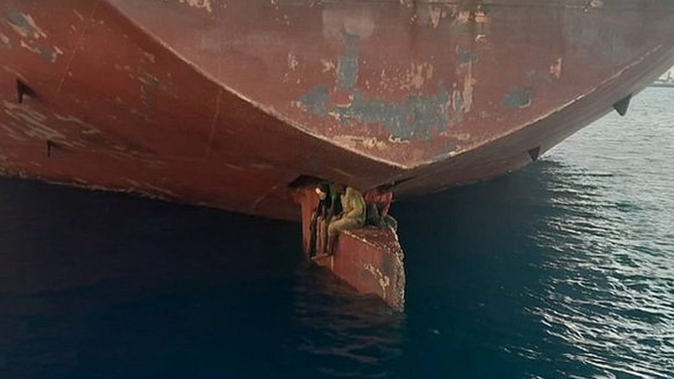 Así viajaron tres migrantes por 11 días en la pala del timón de un barco petrolero para llegar a España