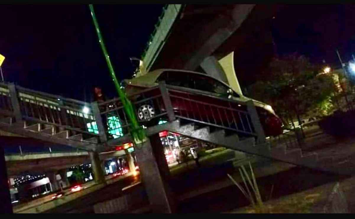 Auto en Periférico Norte: no es la primera  vez que un vehículo sube por puente peatonal