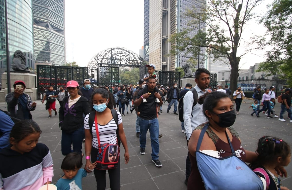 Luego de manifestarse, migrantes aprovechan para conocer el Bosque de Chapultepec