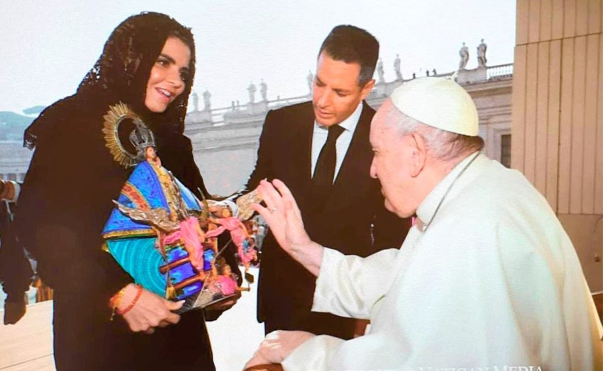Murat entrega imagen de la Virgen de Juquila al papa Francisco en El Vaticano
