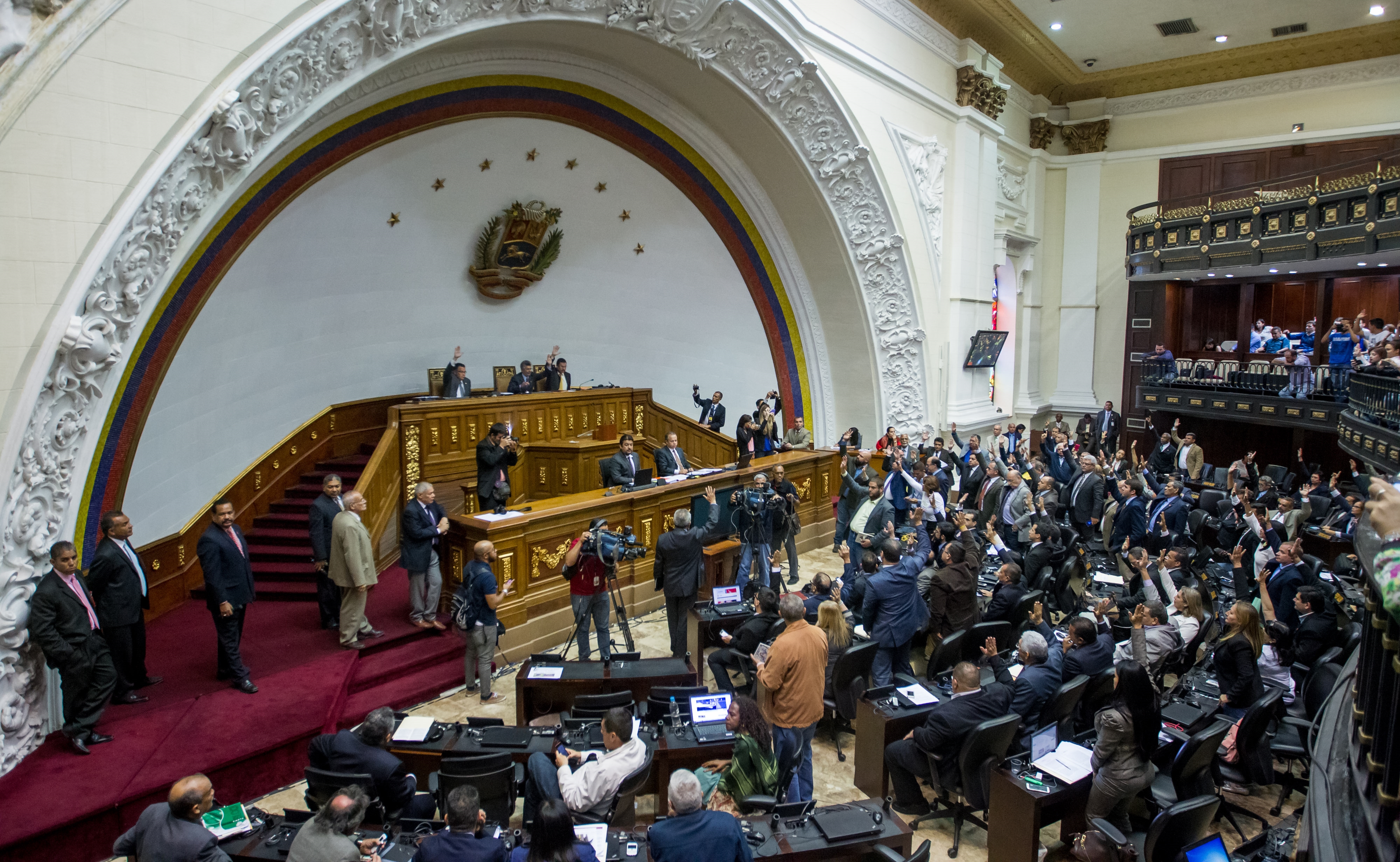 Amaga Parlamento venezolano con anular acuerdos