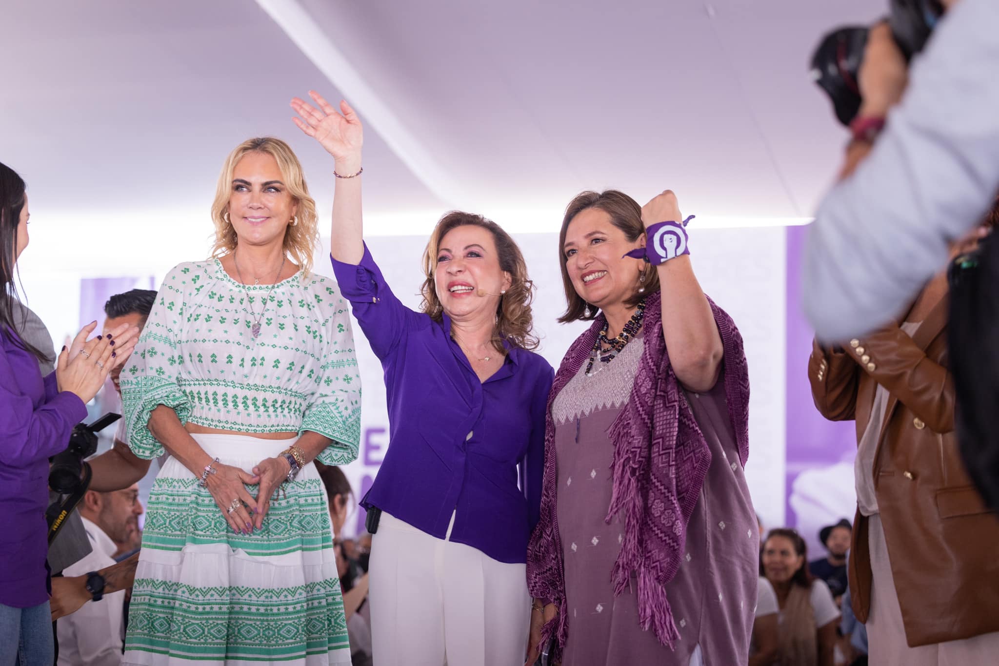 Vestida de morado feminista, Lupita Murguía se reúne con cientos de mujeres en Querétaro 