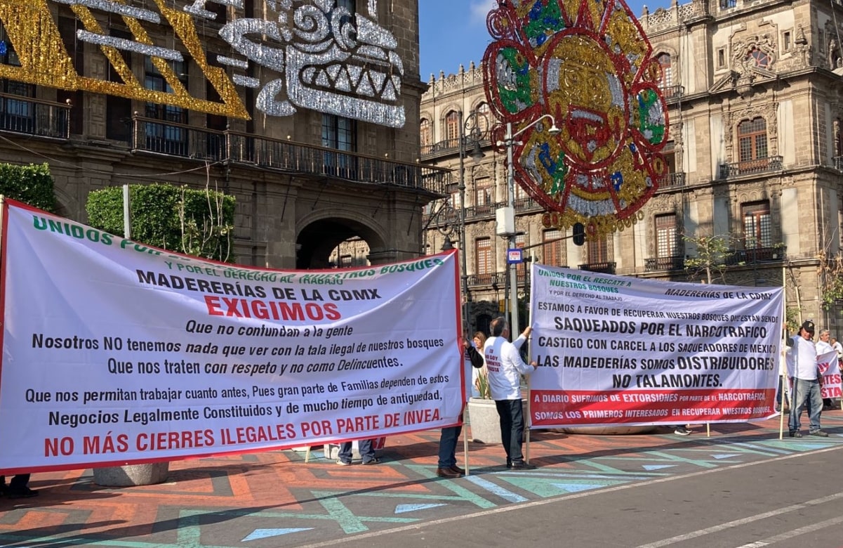 Madereros de varias alcaldías se movilizan en el Zócalo capitalino