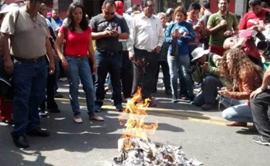 Maestros queman evaluaciones en Michoacán