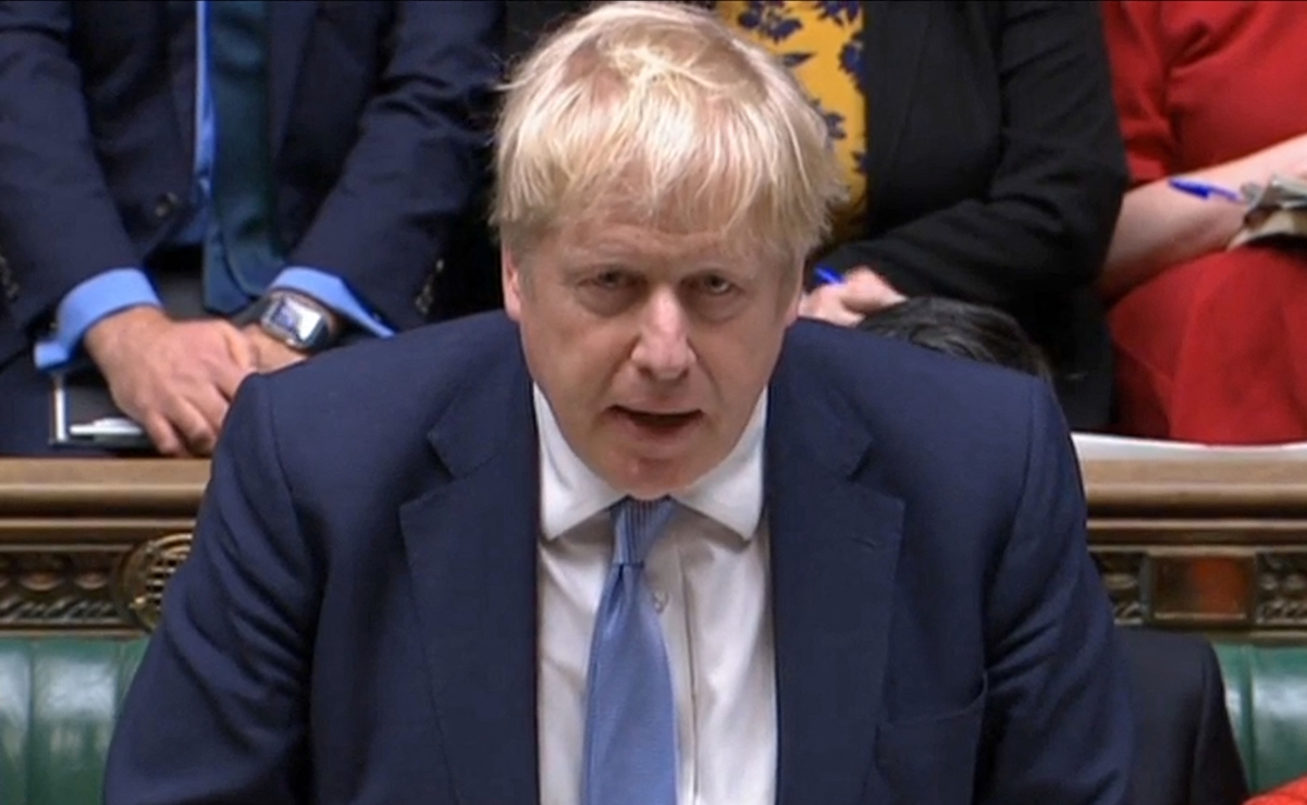 Boris Johnson pide perdón por fiestas en confinamiento; “habrá cambios”, asegura