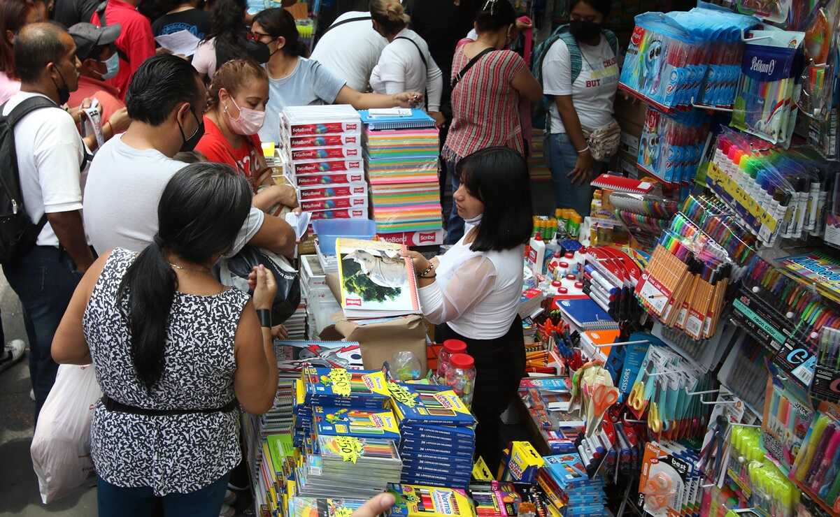 Demandan comerciantes formales en Toluca frenar venta de útiles escolares entre ambulantes