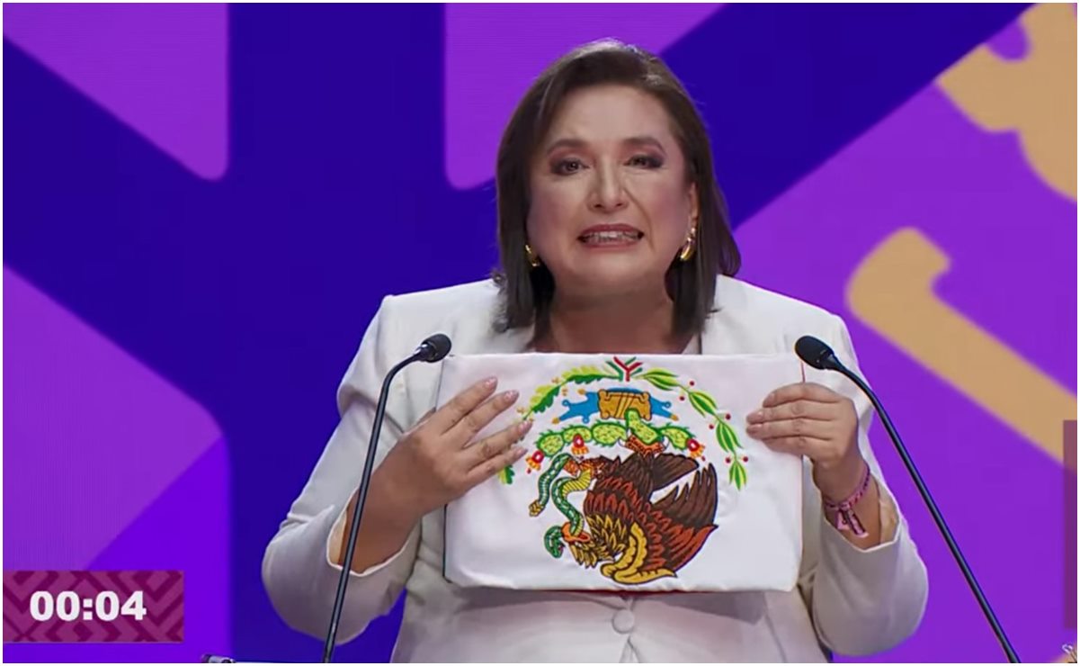"Mi reloj se frezzeó"; Xóchitl Gálvez cambia versión por mostrar la bandera de México al revés en debate