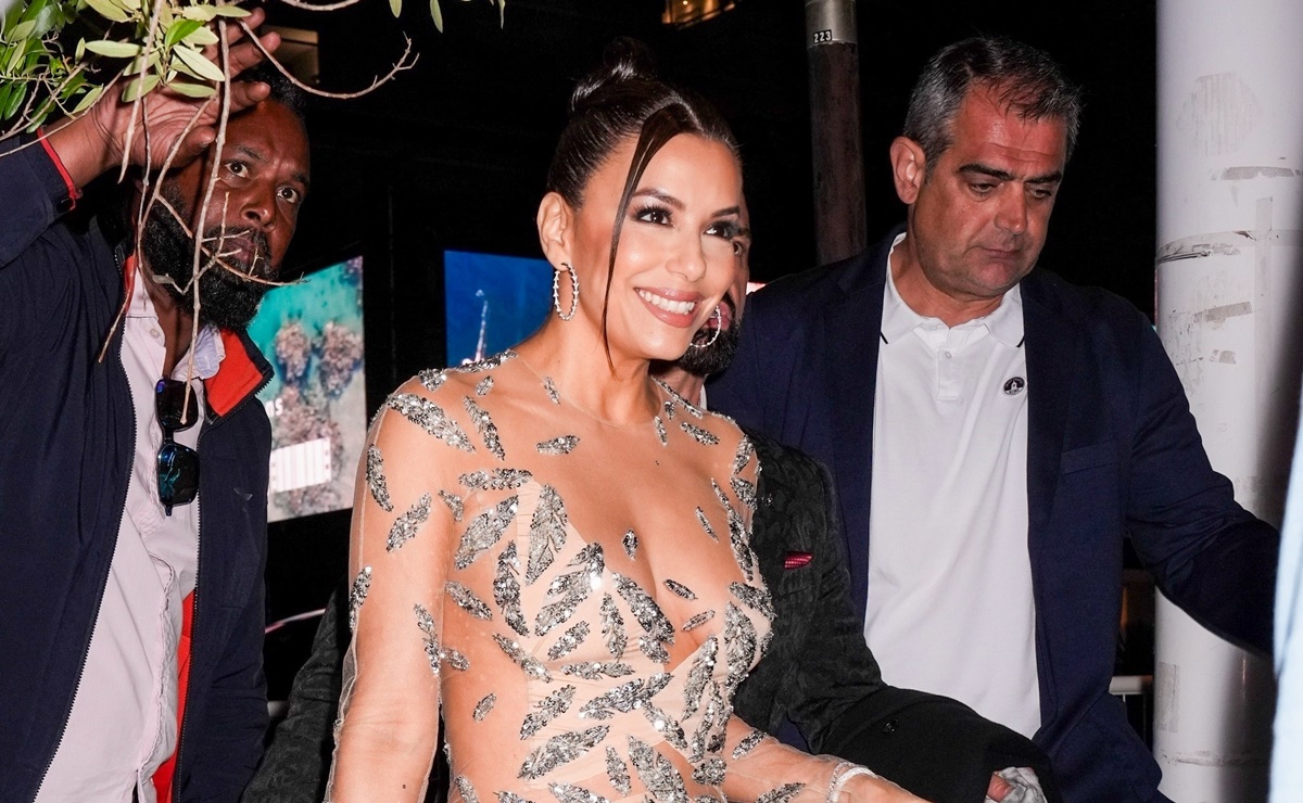 Eva Longoria cautiva en Cannes con vestido transparente y tequila en mano